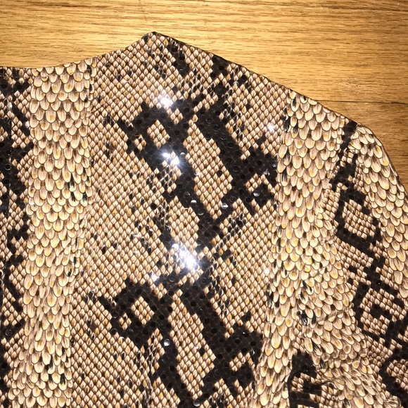 Python print stretch w embossed shine v neck ruch - Picture 5 of 5